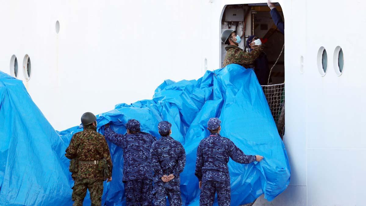 Japón dejará a pasajeros mayores abandonar el barco afectado por coronavirus