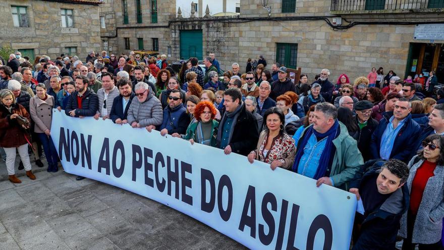 Representantes políticos de la izquierda de varios concellos, con el asilo a sus espaldas. |   // IÑAKI ABELLA