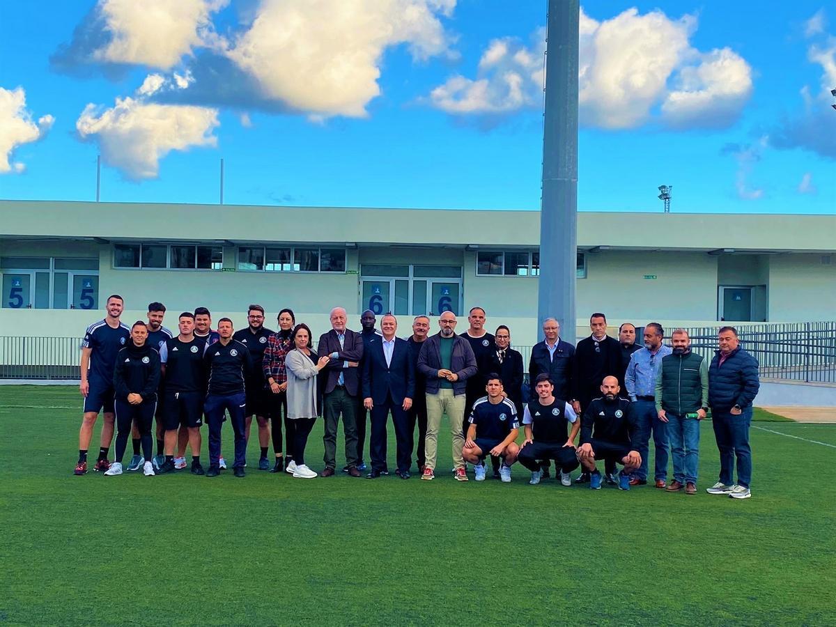 Imagen de la visita a los nuevos vestuarios construidos en el campo Mundial 82 de Jinámar, en Las Palmas de Gran Canaria.