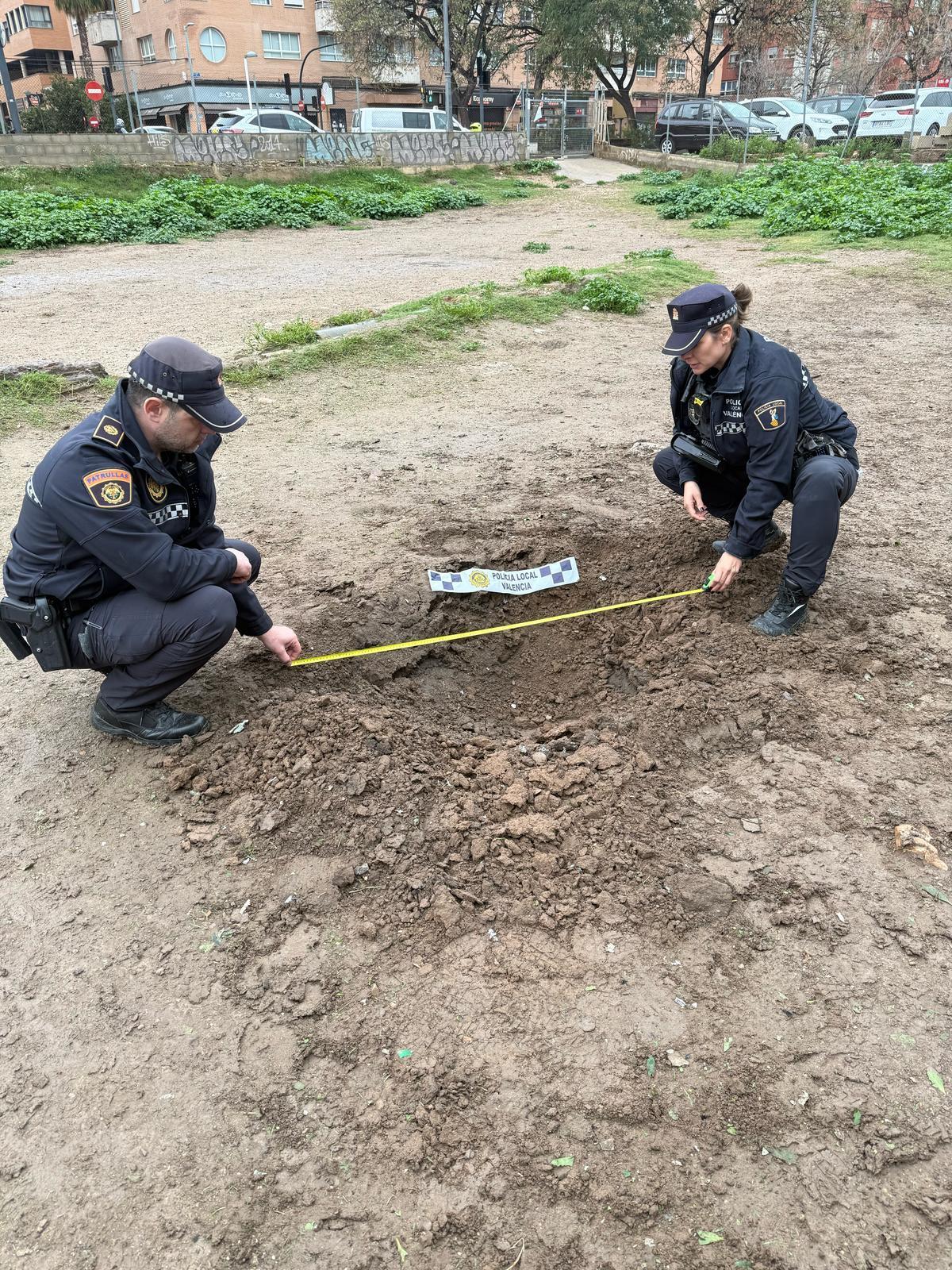 Socavón provocado por la explosión de un artefacto pirotécnico de fuerte potencia en un parque de la calle Lebón con Tomás de Montañana