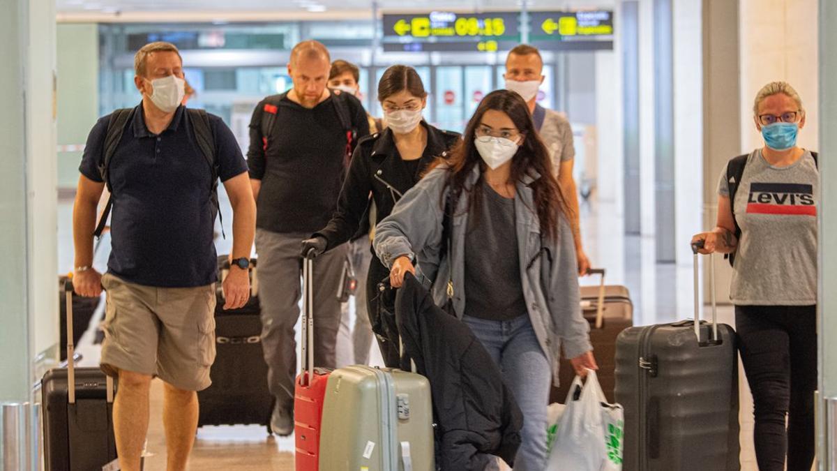 Llegada de turistas, ayer, a la T1 del aeropuerto de El Prat.