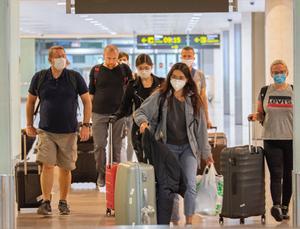 Llegada de turistas a la T1 del aeropuerto de Barcelona-El Prat.