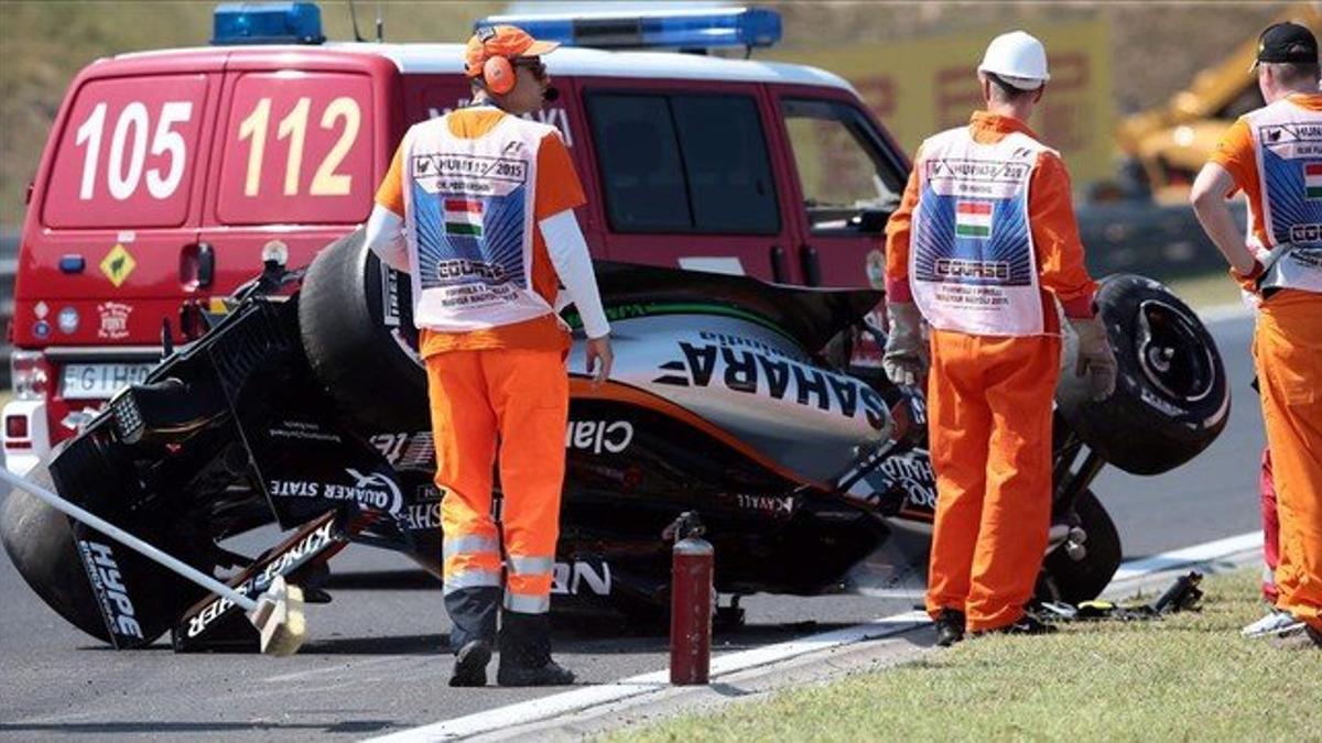 El Force India de Sergio Pérez, volcado en la pista de Hungaroring.