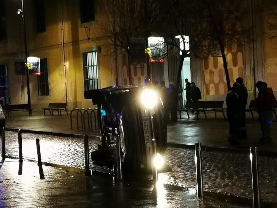 Bolca un cotxe davant de la delegació de la Generalitat a Girona