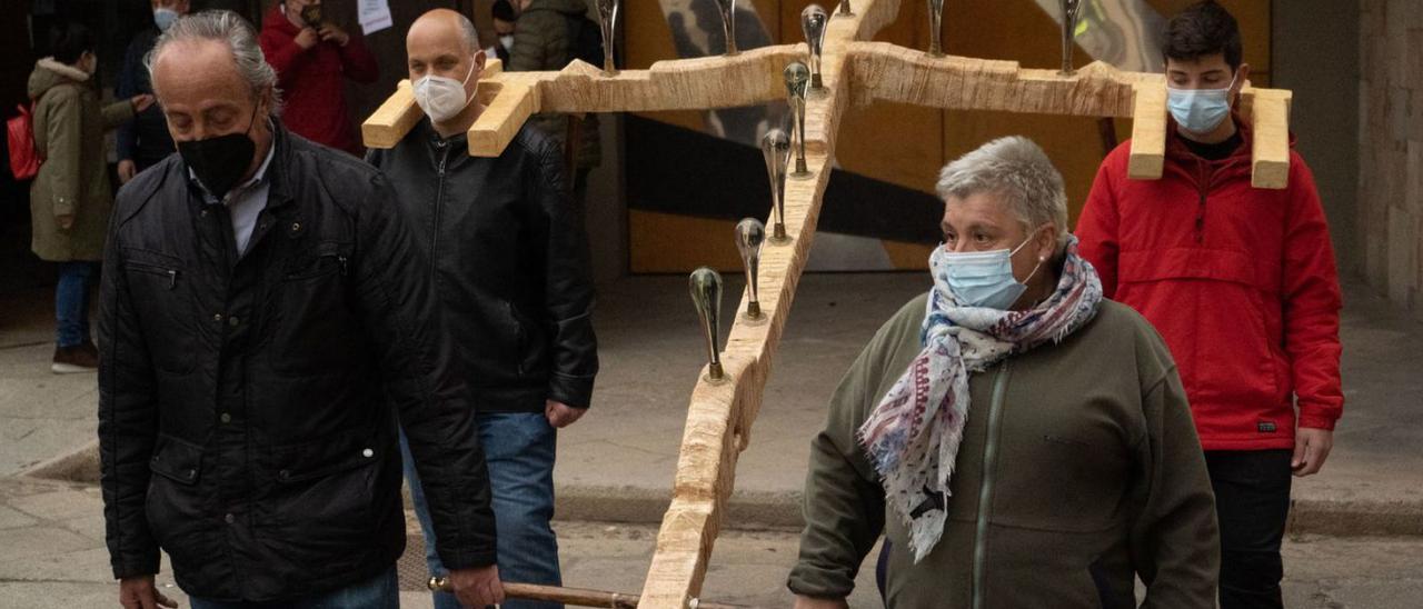 La Cruz de los ausentes en su desplazamiento del Museo de Semana Santa a la Catedral | J.L.F.