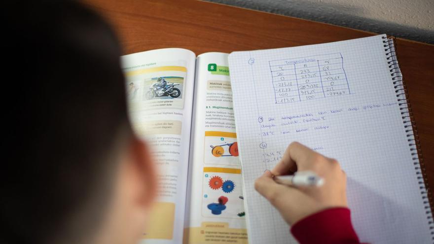 Matemáticas y Lengua tendrán más horas lectivas en el curso 2023-24 en Andalucía