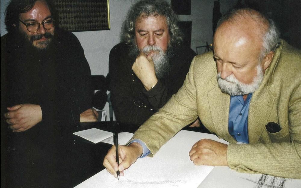 El compositor Krzysztof Penderecki, bajo la atenta mirada de Antoni Caimari, fundador de ACA, y el también compositor Xavier Carbonell.