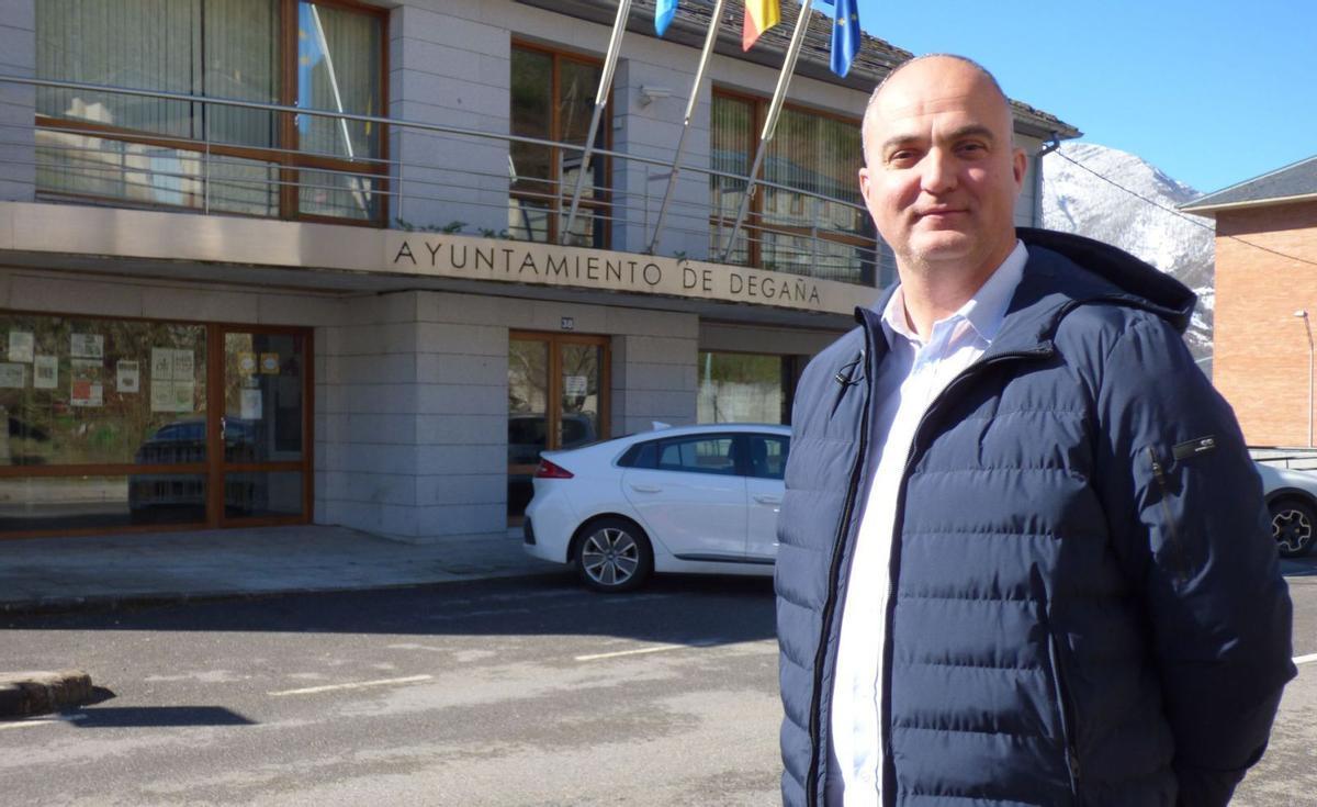 Óscar Ancares ante el ayuntamiento de Degaña, en una foto de archivo.