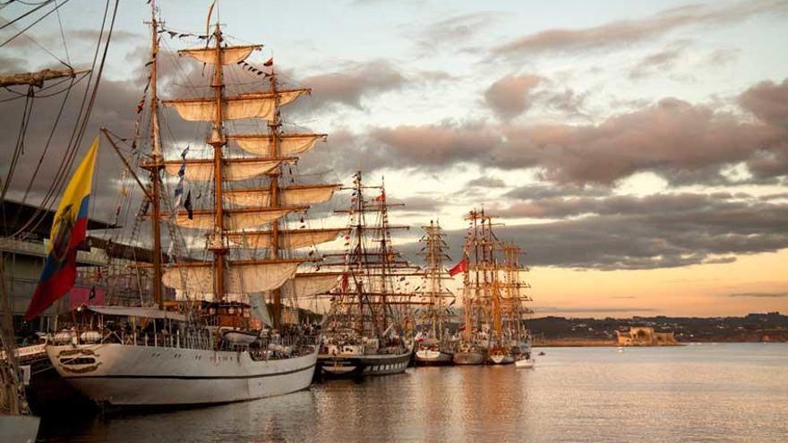 Velas en el puerto. La exposición del Náutico recoge diferentes momentos de la estancia de los barcos de la regata en anteriores visitas a la dársena coruñesa.