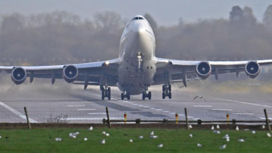 Un avión aterriza en el aeropuerto de Gatwick.