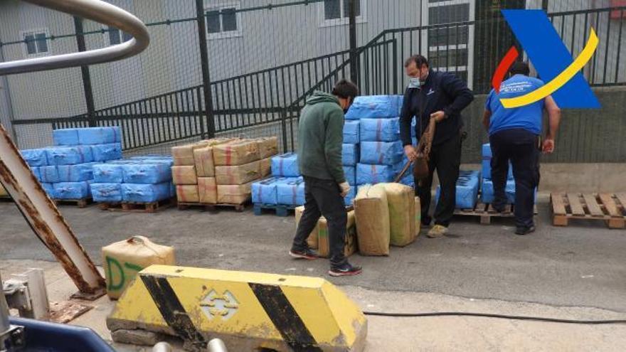 Incautados 4.500 kilos de hachís y dos narcolanchas en el mar de Alborán
