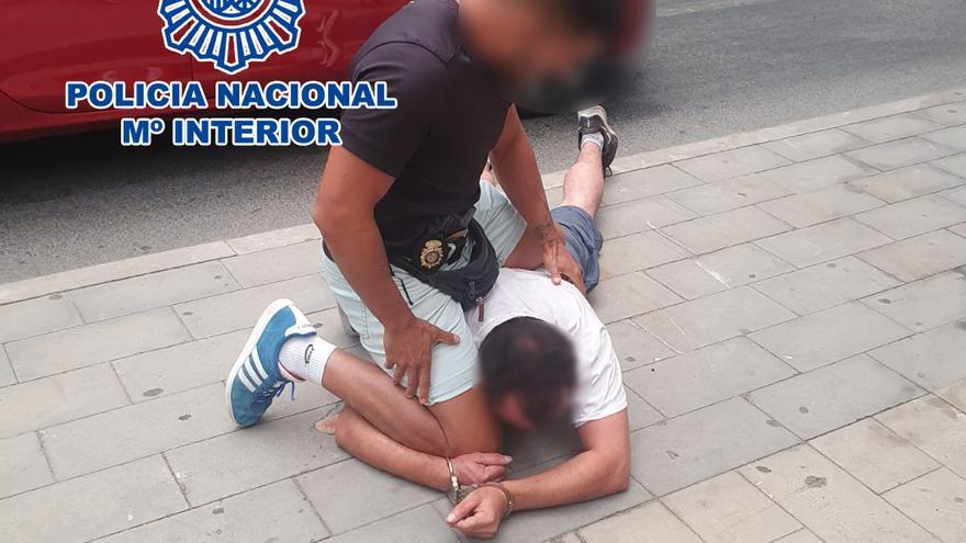 Un agente con el detenido en Alicante.