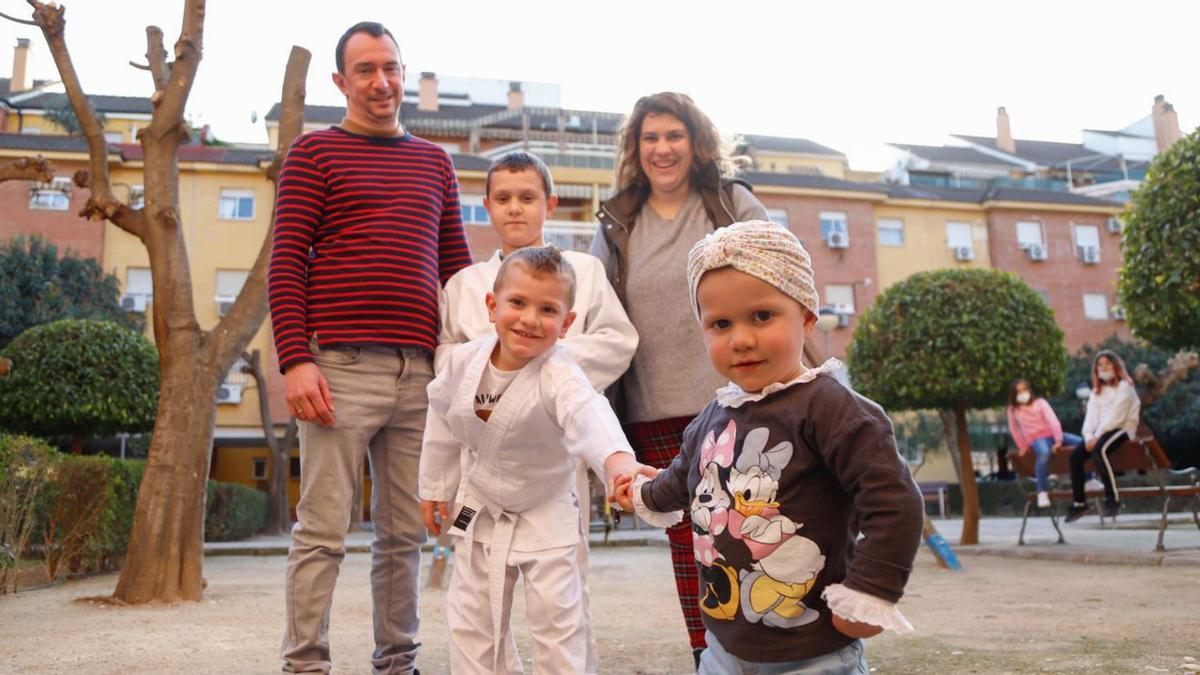 La pequeña Gala, junto a sus hermanos Héctor y Thiago, y sus padres, Rubén y Lorena.