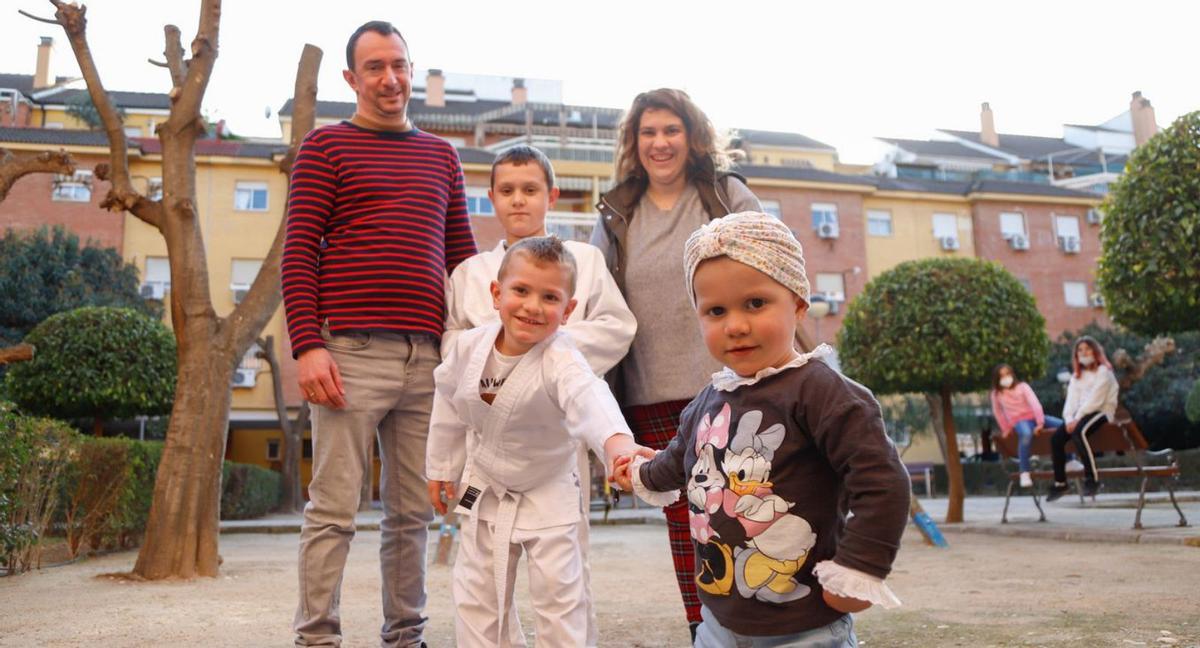 La pequeña Gala, junto a sus hermanos Héctor y Thiago, y sus padres, Rubén y Lorena.