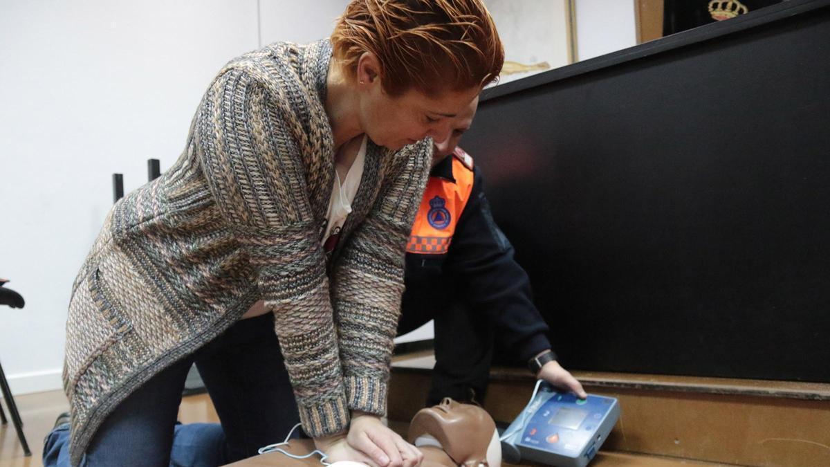 Taller para aprender a utilizar un desfibrilador.