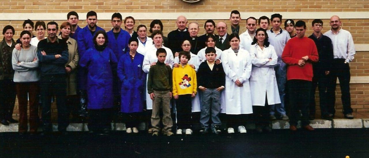 Trabajadores y participantes en programas de la entidad cuando concluyó la construcción del edificio actual, en el año 2000.