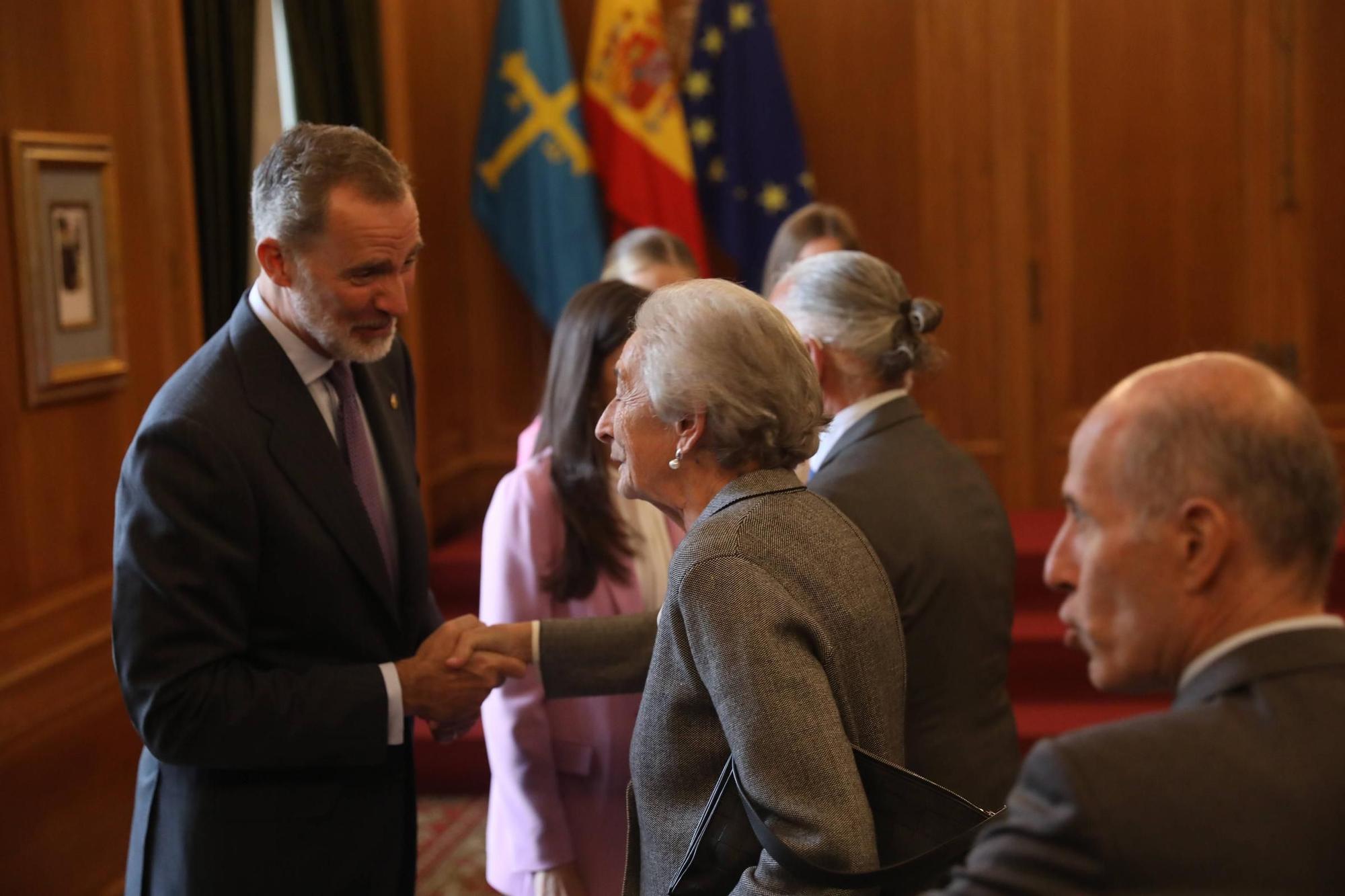 EN IMÁGENES: Así fue la recepción de los Reyes y sus hijas a los Premios Fin de Carrera de la Universidad de Oviedo