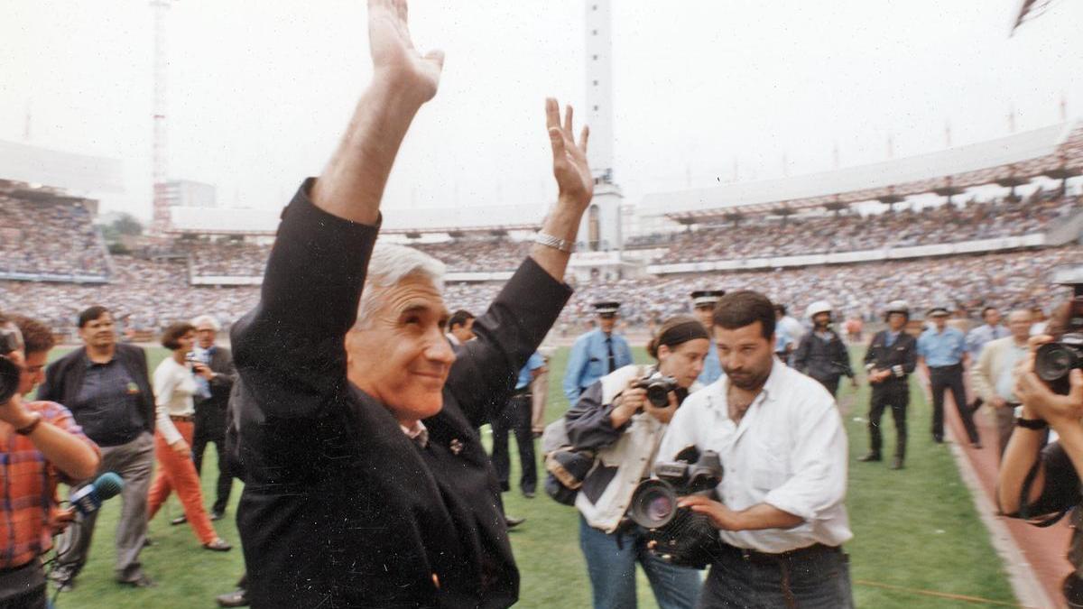 Arsenio Iglesias, entrenador del Deportivo, celebra con la afición la Copa del Rey de 1995.