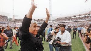 Arsenio Iglesias, entrenador del Deportivo, celebra con la afición la Copa del Rey de 1995.