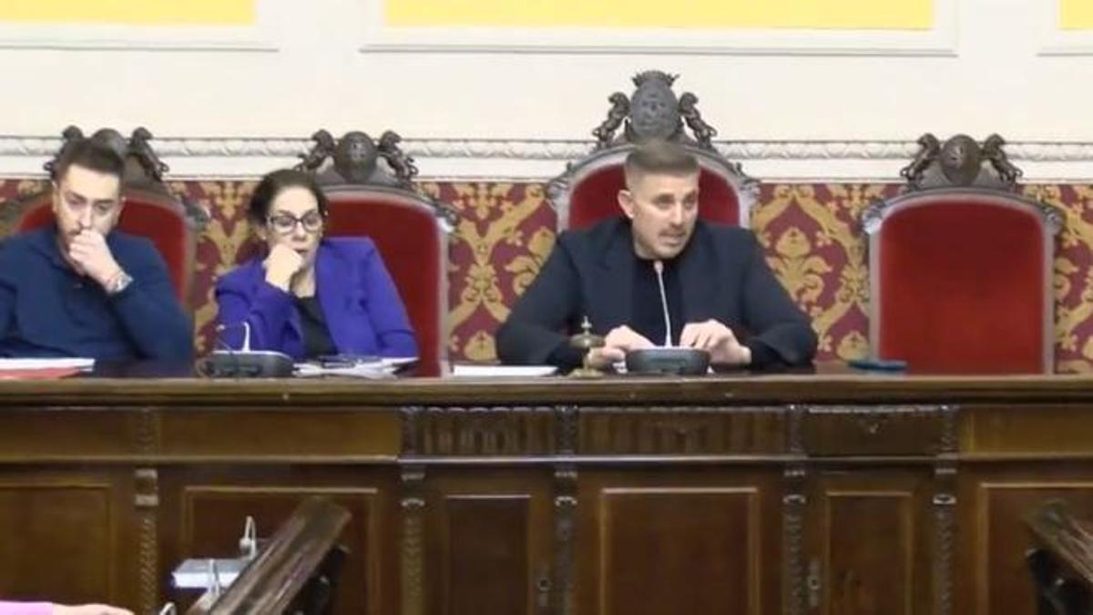 El alcalde de Cullera, Jordi Mayor, durante el pleno celebrado ayer.