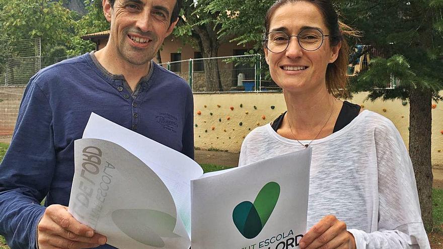 Josep Molins i Elena Camarasa al pati del centre amb el seu nou logo