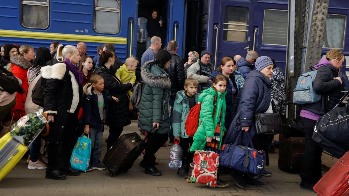 Gente que huye de la invasión rusa de Ucrania, en Lviv, salen del tren de Kramatorsk, en la estación de tren de Lviv.