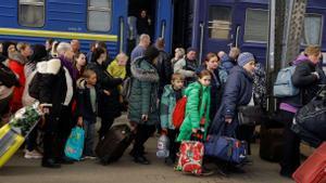 Gente que huye de la invasión rusa de Ucrania, en Lviv, salen del tren de Kramatorsk, en la estación de tren de Lviv.