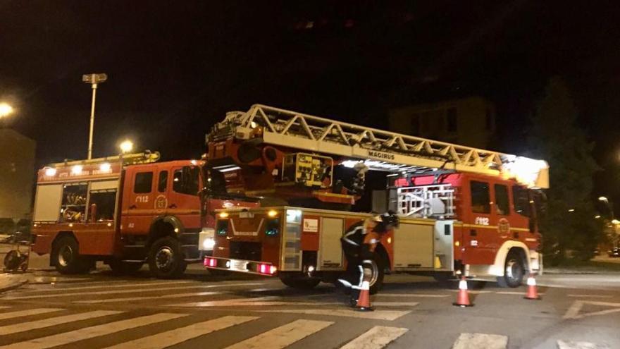 Dos jóvenes, atendidos en Urgencias tras un incendio en una vivienda de Cristo Rey