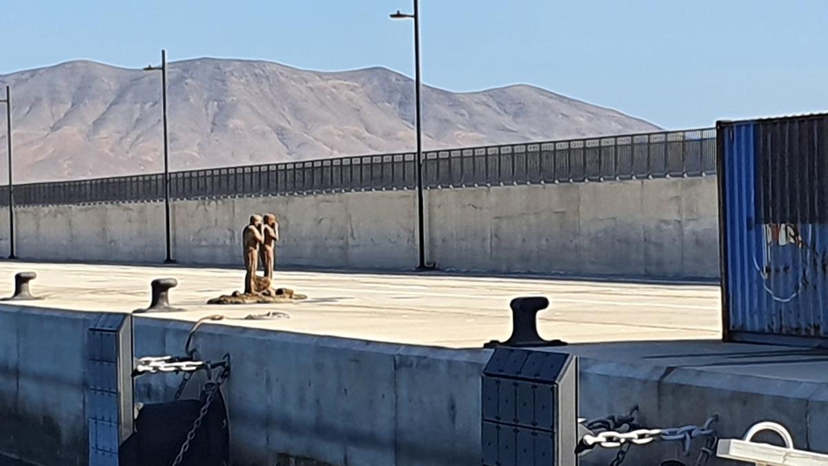 Dos esculturas retiradas del Museo Atlántico de Lanzarote tras ser depositadas en el Puerto de Playa Blanca.