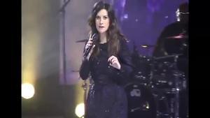 Laura Pausini, padrina d’un casament gai durant un concert a l’Auditori Nacional de Mèxic.