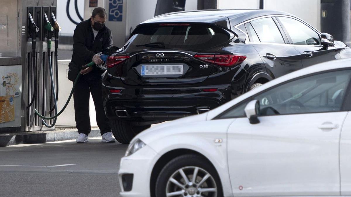 Un home posant gasolina a Madrid fa uns dies. | EUROPA PRESS