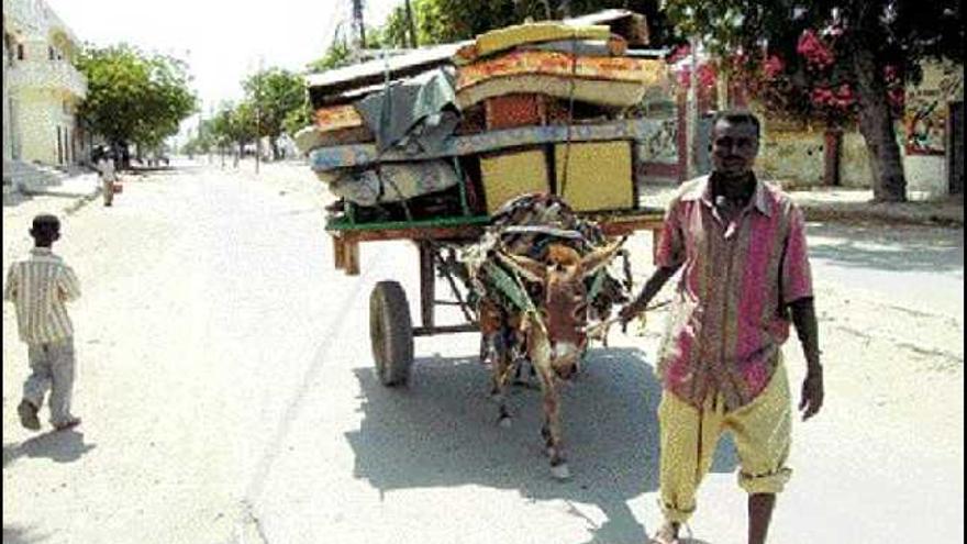 Un residente en Mogadishu abandona la ciudad, con sus pertenencias en un carro. / efe