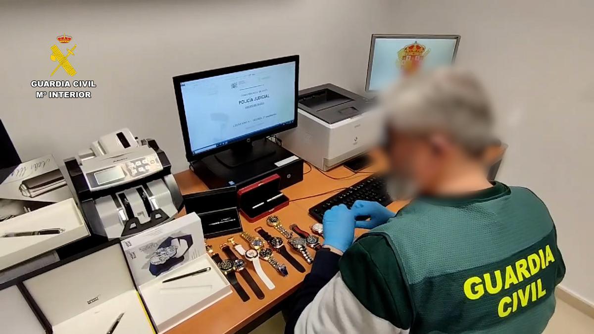 Un investigador de la Guardia Civil ante un ordenador, en una imagen de archivo.