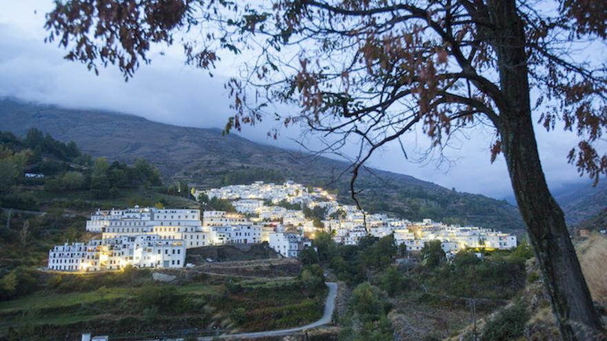 En La Alpujarra, las casas blancas y las flores en los balcones forman una estampa típica de ensueño para descansar.