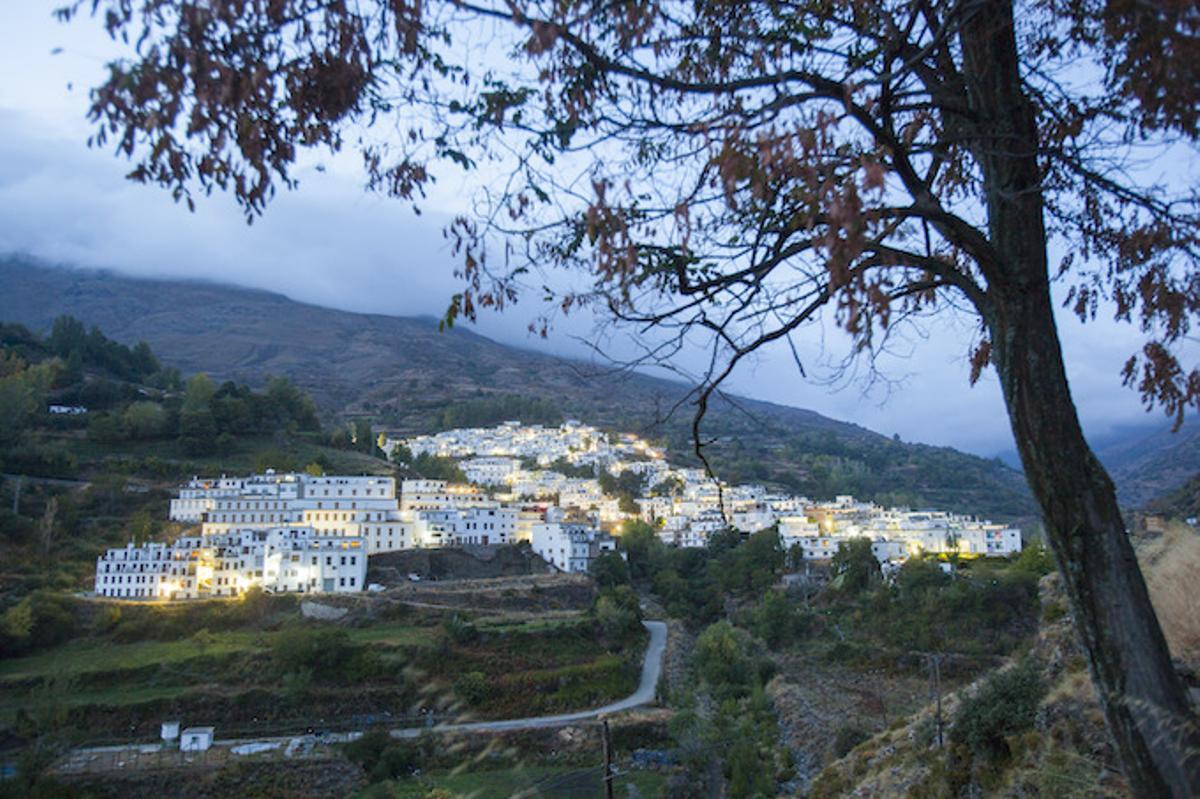 En La Alpujarra, las casas blancas y las flores en los balcones forman una estampa típica de ensueño para descansar.