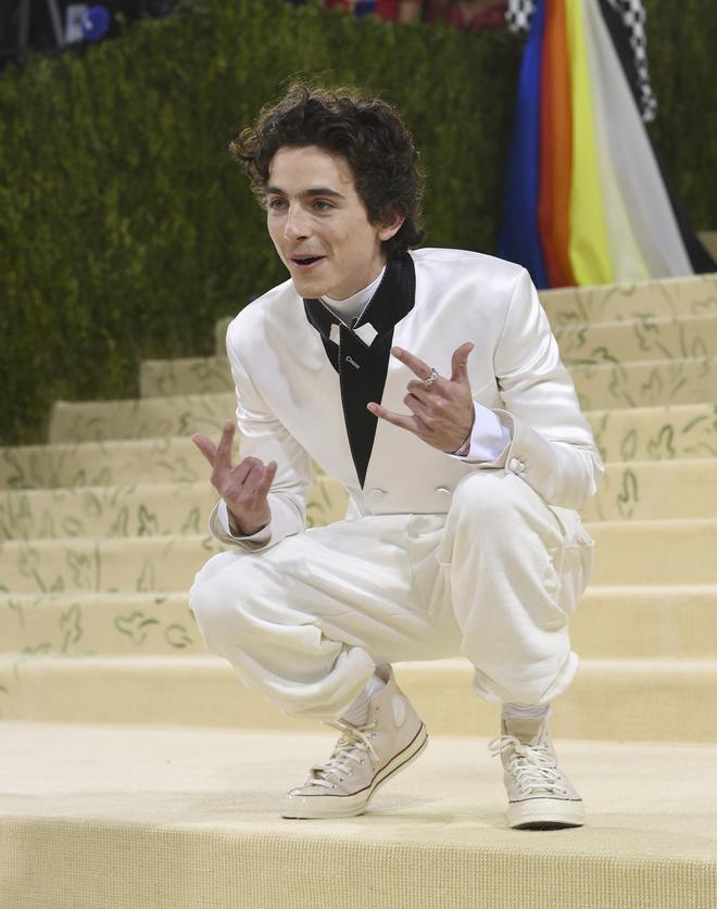 El actor Timothée Chalamet posa para la prensa en la gala del MET 2021.