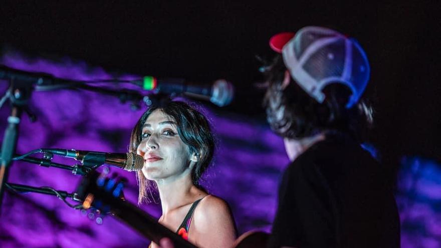 La cantante y compositora fuengiroleña, durante un concierto.