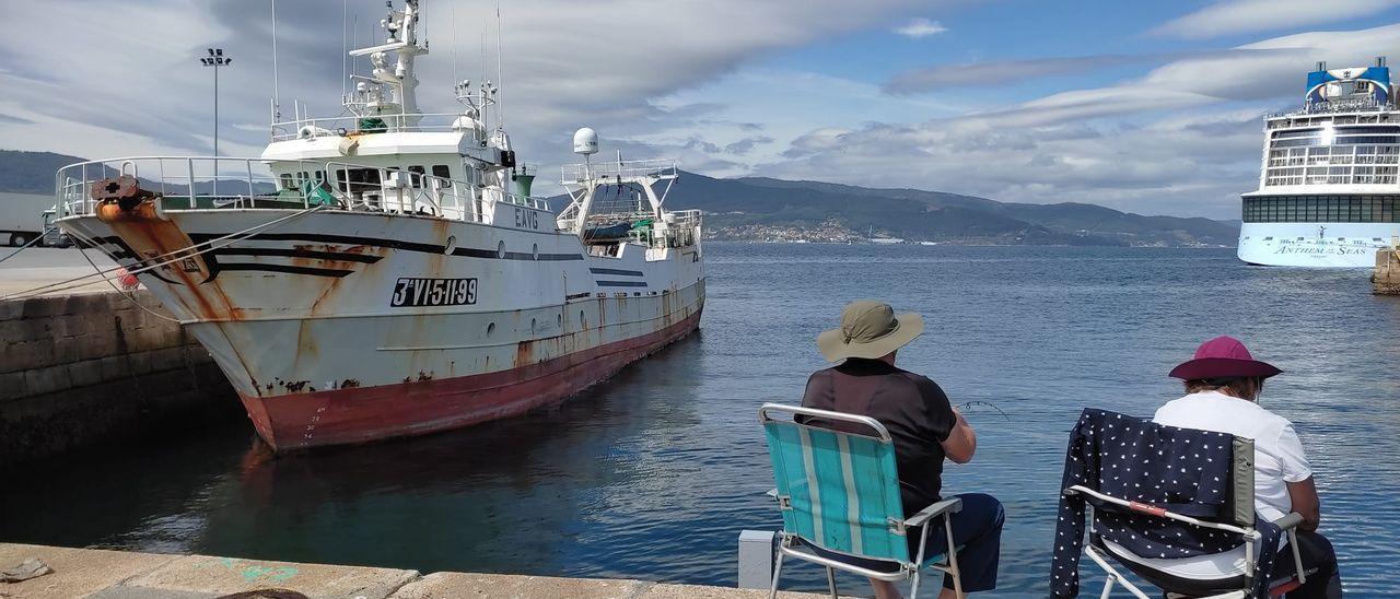 Un arrastrero en el puerto de Vigo. / A.A.