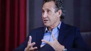 Valdano apunta al problema de Florentino: "Esos aduladores que lo sacan de la realidad a cambio de un asiento en el palco"