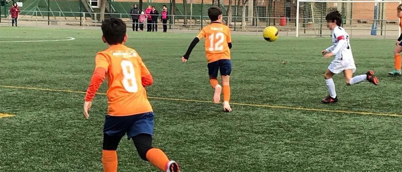 Jugadores del fútbol base de Cristo Rey, durante un partido.