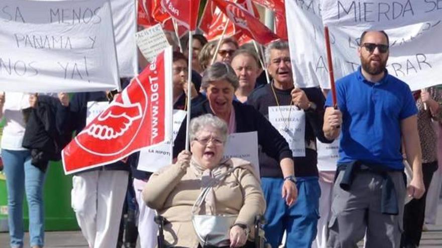 El equipo de limpieza de la residencia de Borriana protesta por los impagos