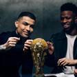 Leo Messi, Cristiano Ronaldo, Vinicius JR y Mbappé, de izquierda a derecha, colocando su pieza a la Copa del Mundo