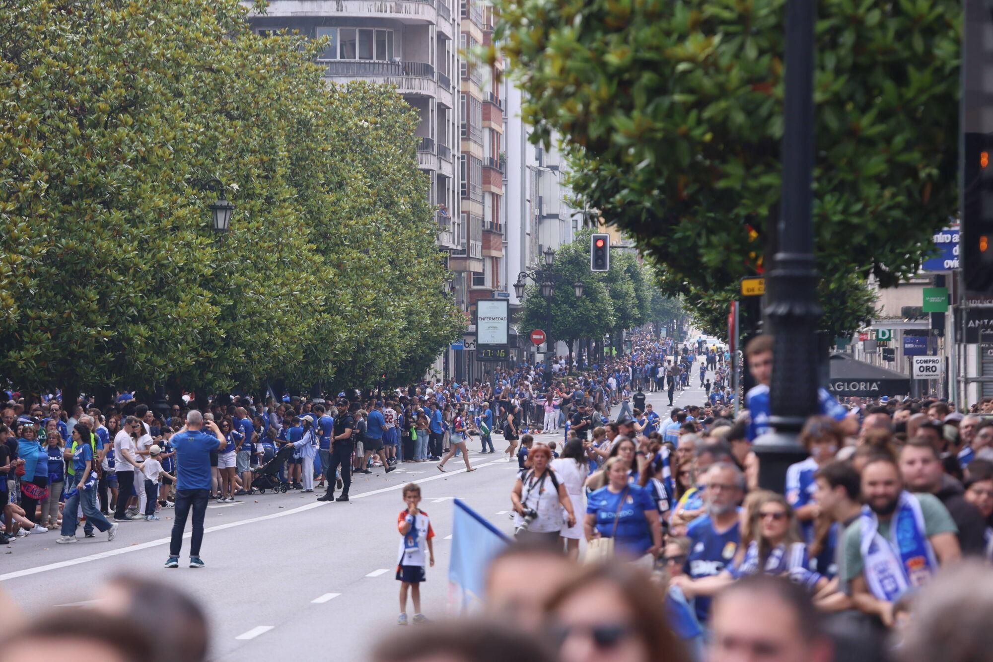 Locura azul en las calles de Oviedo para celebrar el ascenso del equipo a Primera División