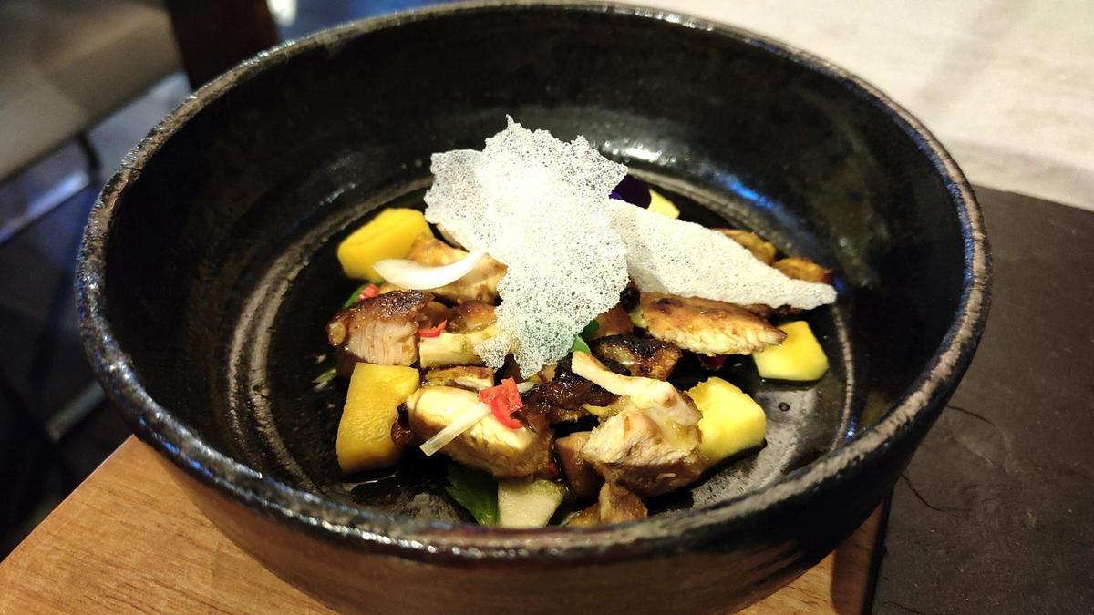 El pollo macerado con citronela y mango de Indochine.