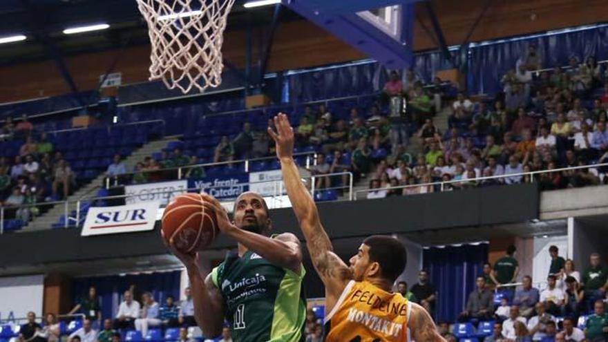 Calloway supera a Feldeine en el salto. El Unicaja se apuntó ante el Fuenlabrada un triunfo más.