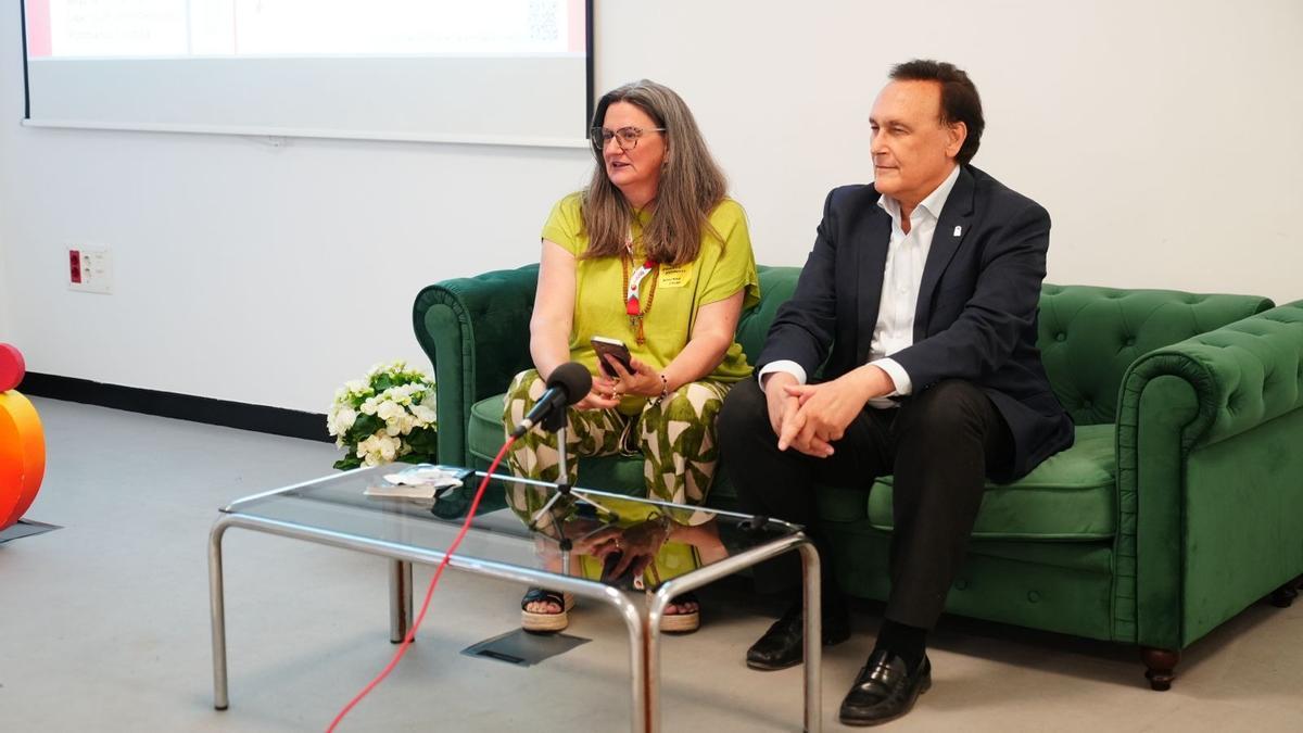 Manuela Hernández y José Carlos Gómez Villamandos, en la clausura del foto.