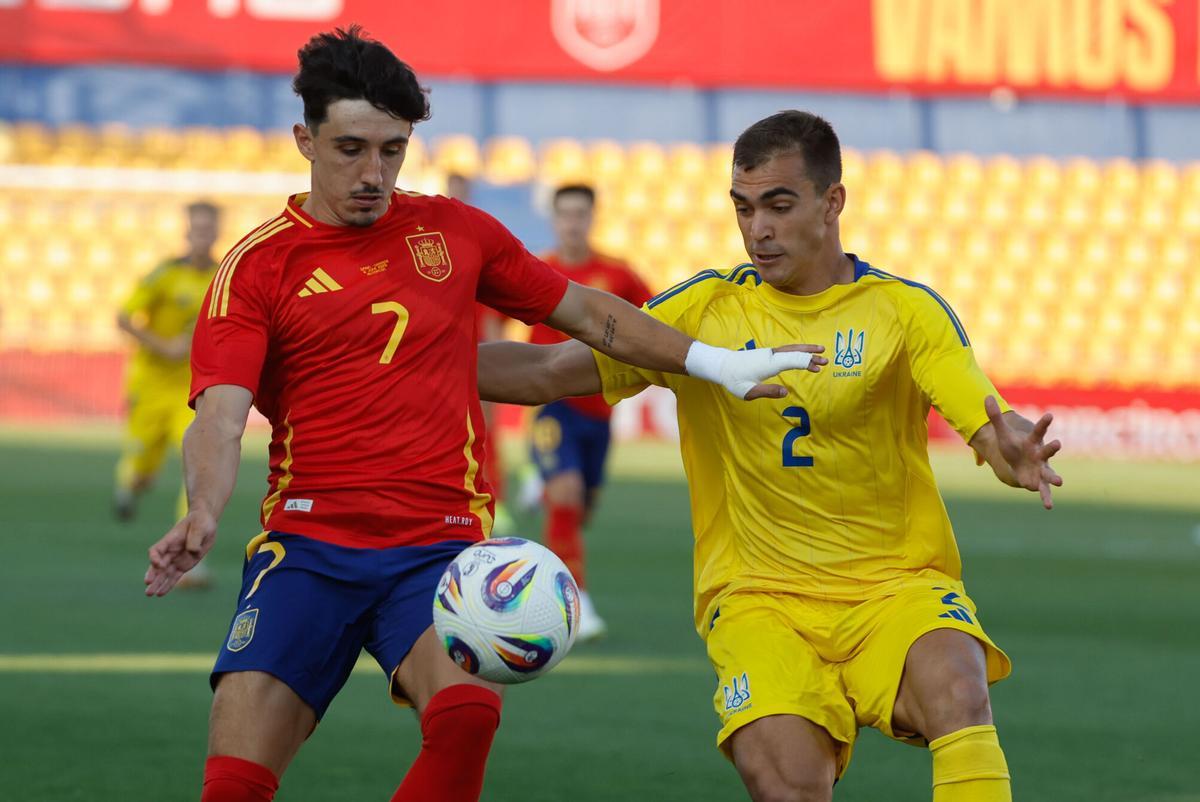 ALCORCÓN (MADRID), 06/06/2025.- Diego López (i) de España y Kostyantyn Vivcharenko de Ucrania, durante el partido amistoso de la categoría sub 21 entre España y Ucrania, este viernes en el estadio de Santo Domingo de Alcorcón. EFE/ Juanjo Martin
