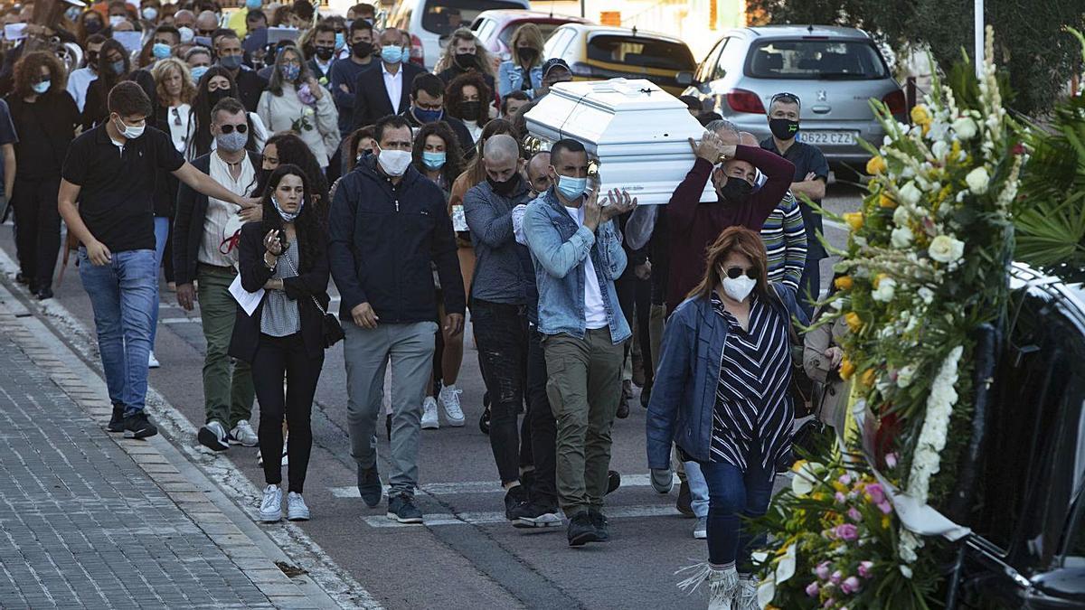 Cientos de personas dan 
el último adiós a la copiloto Laura Salvo en Gilet