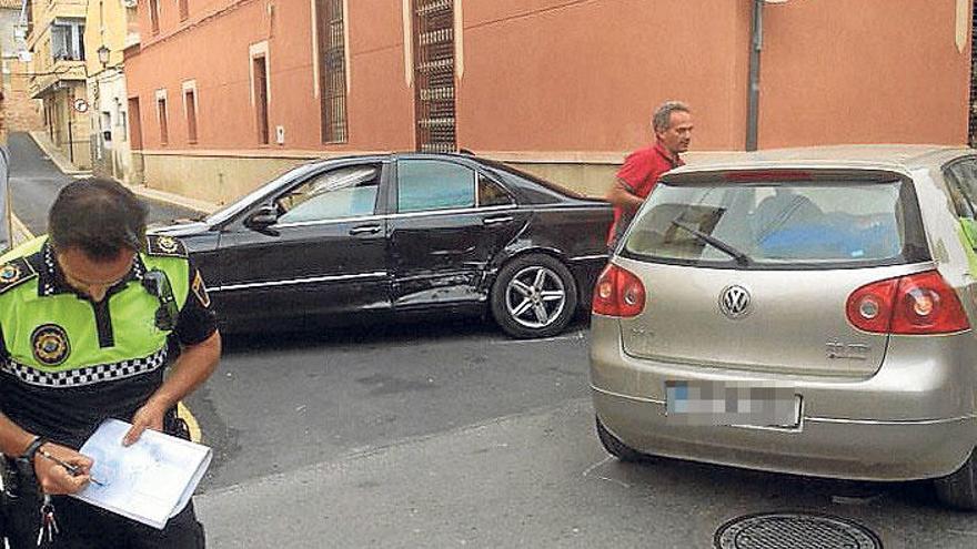 Dos heridos y un coche encajado en plena calle