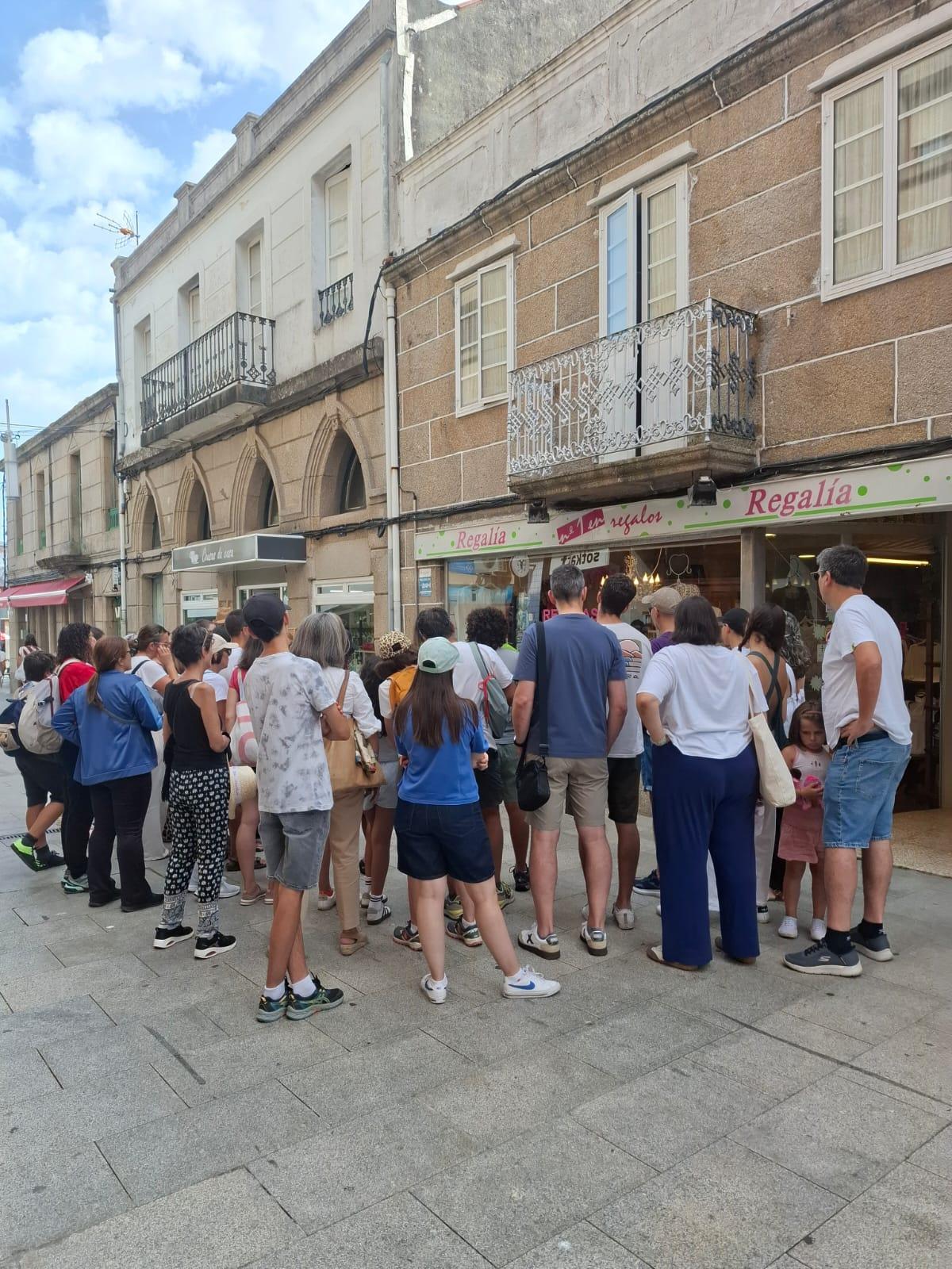 Una ruta celebrada hace unos días por A Illa dos Ratos, que incluyó una parada delante del escaparate para admirar la maqueta de la capilla de Santos Reis diseñada por Urbano Lugrís.
